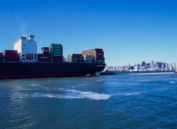 Большой грузовой корабль, наполненный контейнерами в Бостонской гавани — стоковое фото