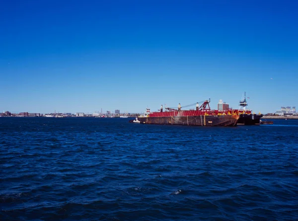 Um grande navio guindaste no porto de Boston — Fotografia de Stock