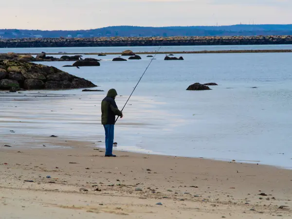 Un hombre solitario Peces de la playa — Foto de Stock