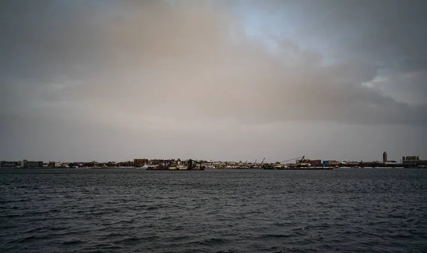 Equipamento de construção em uma doca no inverno — Fotografia de Stock