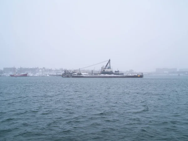 Um navio guindaste está na doca em Boston Harbor — Fotografia de Stock