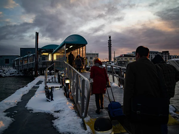Gente de negocios sale de un ferry por la noche — Foto de Stock