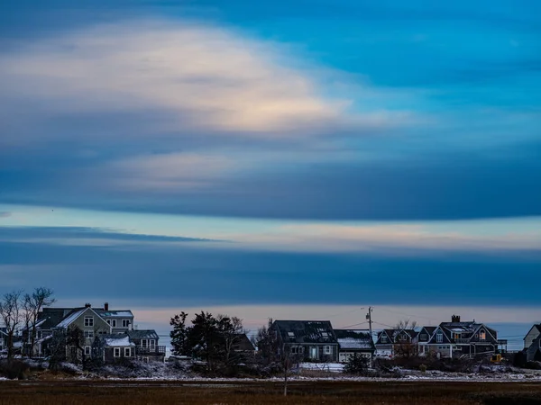 Sandviç Massachusetts 'teki tuzlu bataklığın kenarındaki evler. — Stok fotoğraf