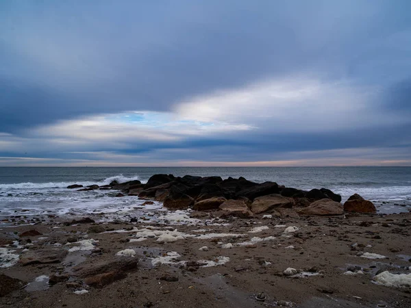 Ein kleiner Wellenbrecher an einem Strand in Sandwich-Massachusetts — Stockfoto