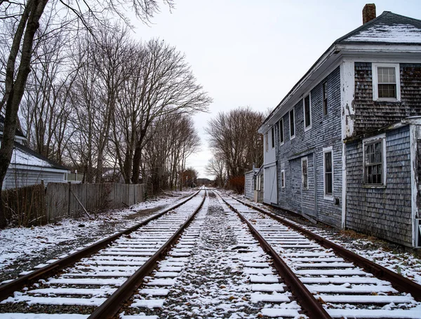 Trilhas ferroviárias e um edifício quebrado no inverno — Fotografia de Stock