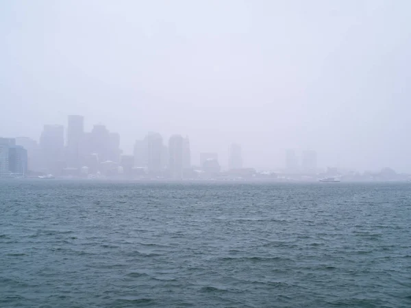 Alacsony láthatóság Boston City Skyline víz felett — Stock Fotó