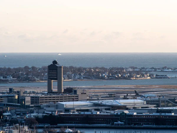 A Bostoni Logan Nemzetközi Repülőtér légiforgalmi irányító tornya — Stock Fotó