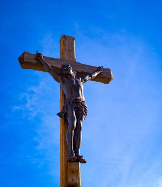 Gökyüzüne karşı klasik bir haç.