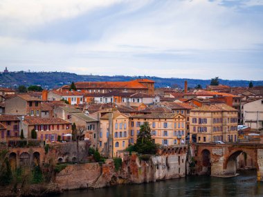 Albi Riverside Köyü Tuğla Köprüsü