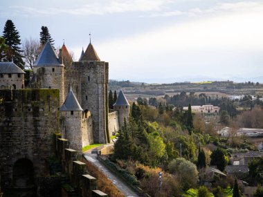 Carcassonne Kalesi Tepenin üstünde Köye bakan