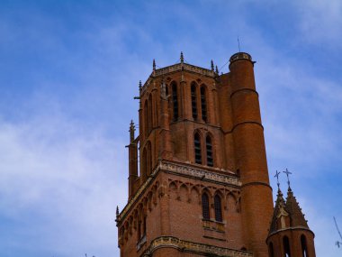 Yuvarlak Kulesi ve tuğlası olan Albi Katedrali