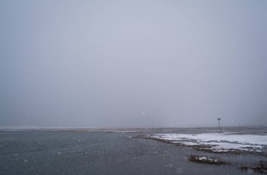 Kışın Tuz Bataklığının Doğa Sahnesi Üzerine Kar Düşüyor