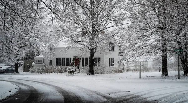 Een huis in New England bedekt met sneeuw in de winter Rechtenvrije Stockafbeeldingen