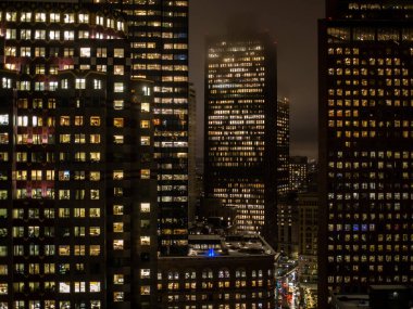 Geceleri ofis kulelerinin pencerelerindeki ışıklar