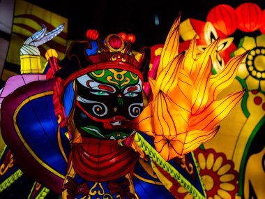 Çin feneri şeklinde nefes alan efsanevi bir Çinli figür.