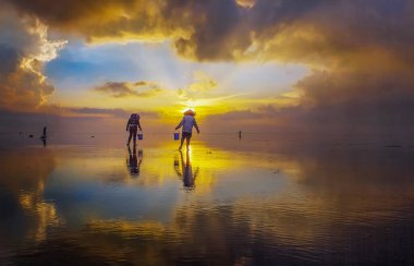 Balıkçılar şafakta Asya 'da balık yakalar.