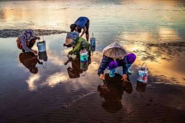 Balıkçılar şafakta Asya 'da balık yakalar.