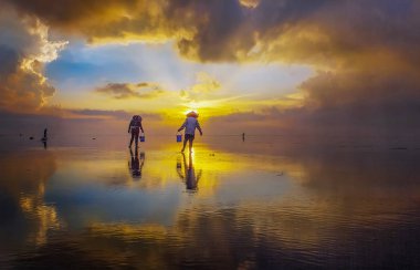 Balıkçılar şafakta Asya 'da balık yakalar.