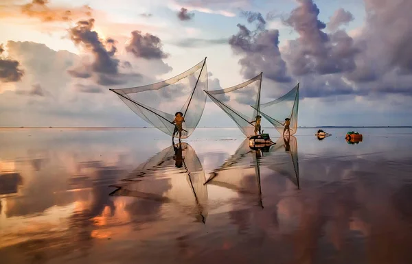 Pêcheurs Pêchent Poisson Aube Asie — Photo