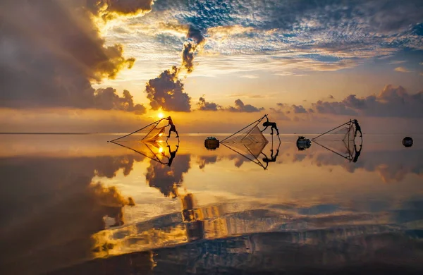 Fishermen Catch Fish Dawn Asia — Stock Photo, Image