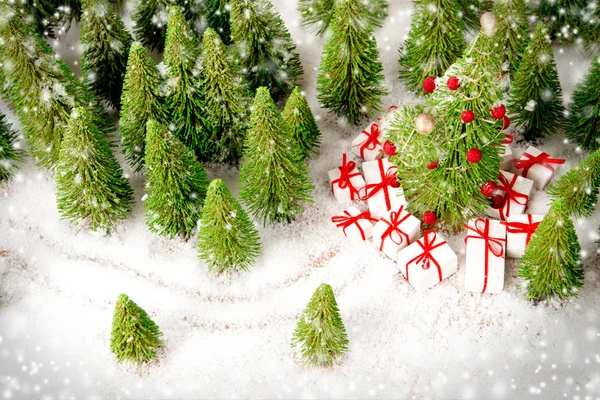 Рождественская елка и подарки в лесу — стоковое фото