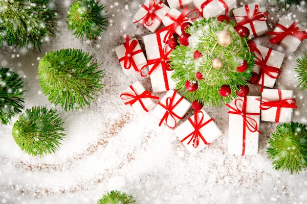 Arbre de Noël et cadeaux dans la forêt — Photo