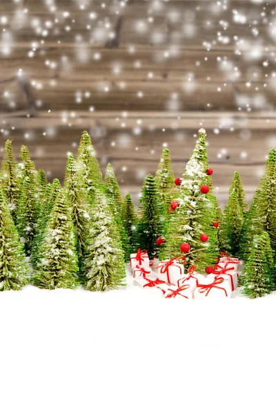 Árbol de Navidad y con regalos en el bosque —  Fotos de Stock