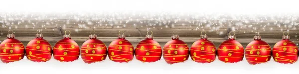 Bola de Natal vermelho linha de fundo de madeira Imagem De Stock
