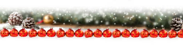 Группа красных рождественских шаров в ряд на ели фон — стоковое фото