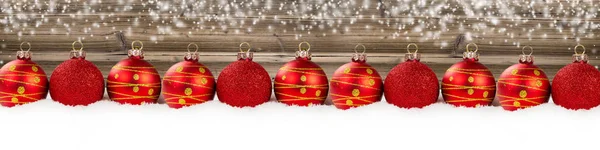 赤いクリスマスボール行木製の背景 — ストック写真