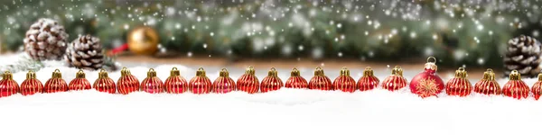 Grupo de bolas vermelhas de Natal em uma fileira no Spruce Branch Background — Fotografia de Stock