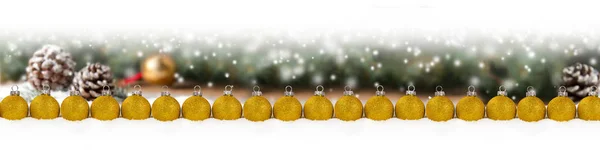 Grupo de bolas vermelhas de Natal em uma fileira no Spruce Branch Background Imagens Royalty-Free
