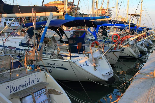 Bellaria Igea Marina, Rimini, İtalya: 18 Ağustos 2017: Limana demirlemiş tekneler