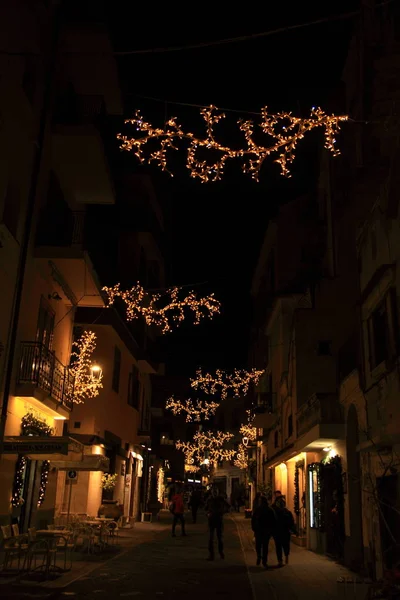 Minori, Sa, İtalya: Amalfi kıyısında Noel ışıkları olan cadde 