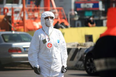 Salerno, Sa, İtalya - Nisan 06: 2020: Limanda bulunan sağlık personeli, sahil güvenlik ve polis kuvvetleri, İtalya 'ya girmeden önce Tunus' tan İtalyanların karaya çıkmasını bekliyorlar..