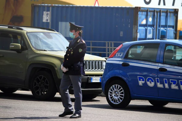 Salerno, Sa, İtalya - Nisan 06.2020: Tunuslu İtalyanların acil durum sırasında limanda gerçekleştirdikleri çıkarma operasyonları sırasında liman içinde bir polis memuru .