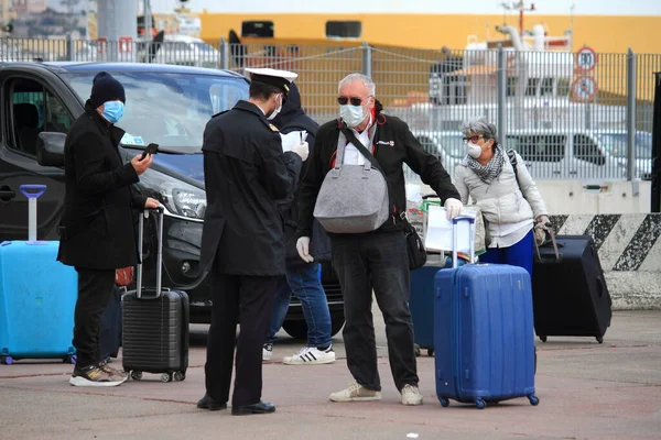 Salerno, İtalya - 06 Nisan 2020: Grimaldi hatlarının Catania gemisi Salerno limanına yanaştı. Afrika 'da mahsur kalan İtalyan vatandaşları Tunus' tan İtalya 'ya döndüler ve karantinaya girecekler. 