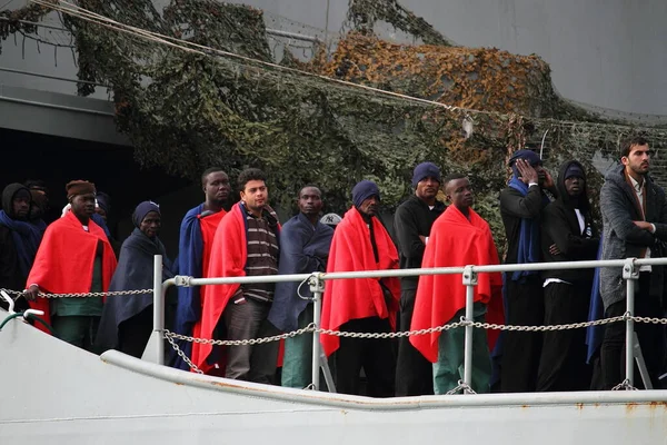 Salerno Italien November 2017 Einige Gerettete Flüchtlinge Warten Mit Decken — Stockfoto