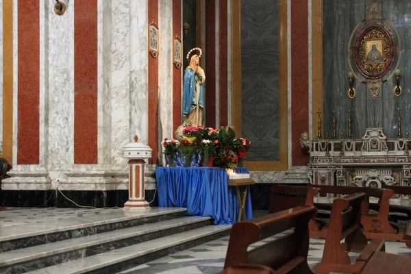 Pagani Italia Mayo 2020 Estatua Virgen María Colocada Junto Altar —  Fotos de Stock