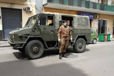 Pagani, Sa, İtalya - 17 Mayıs 2020: Halka açık yerlerde toplumsal mesafeyi doğrulama amaçlı bir operasyon sırasında İtalyan ordusunun bir askeri.