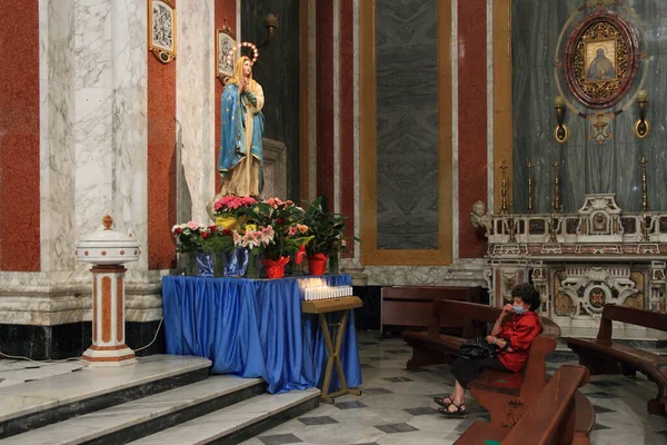 Пагани Италия Мая 2020 Пожилая Женщина Сидящая Маске Молится Перед — стоковое фото