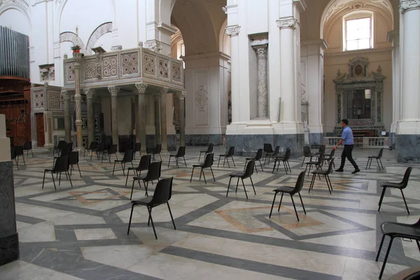Salerno Włochy Maja 2020 Pracownik Katedry Nawie Centralnej Krzesła Dla — Zdjęcie stockowe