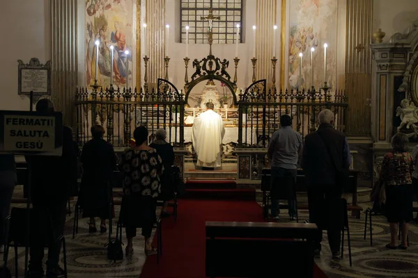 Salerno Italië Mei 2020 Gelovigen Wonen Eerste Eucharistische Viering Kathedraal — Stockfoto