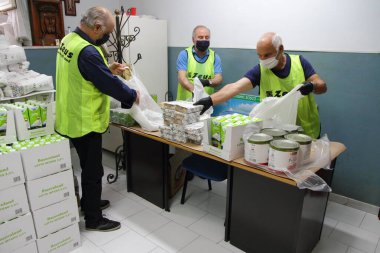Pagani, Sa, İtalya - 19 Mayıs 2020: Bölgedeki caritas ambarında çalışan gönüllüler acil durumlarda ve para sıkıntısı çeken ailelere dağıtılacak yiyecek paketleri hazırlıyorlar. .