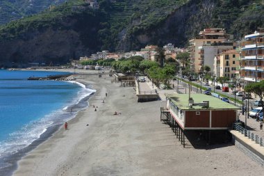 Maiori, Sa, İtalya - 21 Mayıs 2020: Covid-19 acil durumunun ikinci safhasında banyo yapan bir plaj. Yeni yaz sezonu başlamadan önce kısmi banyo tesisleri toplantısı.