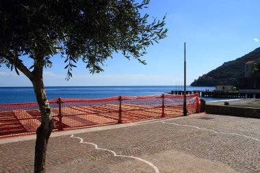 Minori, Sa, İtalya - 21 Mayıs 2020: Liman, yeni yaz sezonu başlamadan önce plajların toplanmasına izin vermek için halka kapalı. Banyo, kıyı tanrıçasının en önemli faaliyetlerinden biridir.