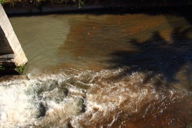 Nocera Inferiore, Sa, İtalya - 23 Mayıs 2020: Sarno nehrinin kollarından biri olan Cavaiola nehri şehir merkezinde yer almaktadır. Mide bulandırıcı kokular ve çok kirli sular. .