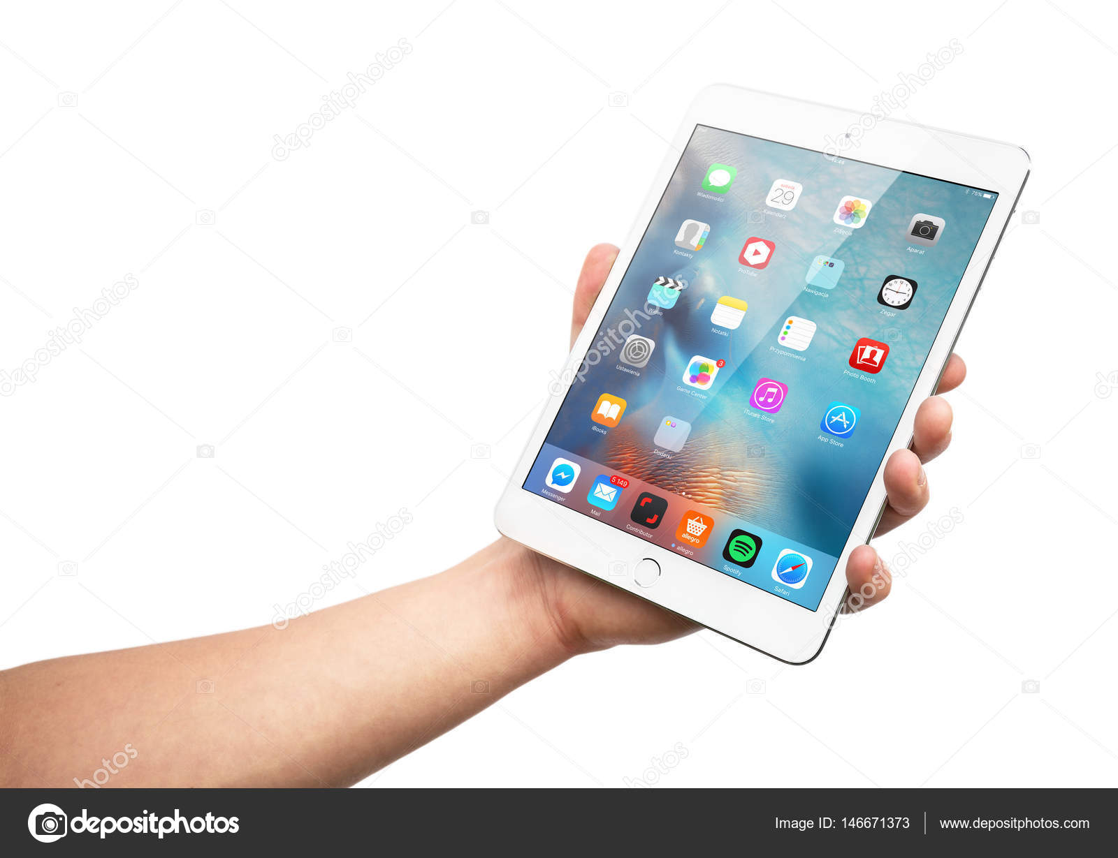 Images: ipad mini 3 | Man hand holding the iPad mini 3 â