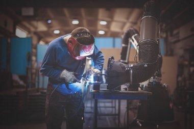 MIG mag kaynak makinesi kullanan adam