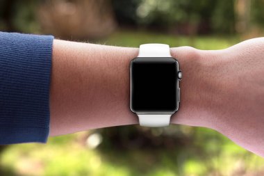 Boş ekran saatle yandan akıllı